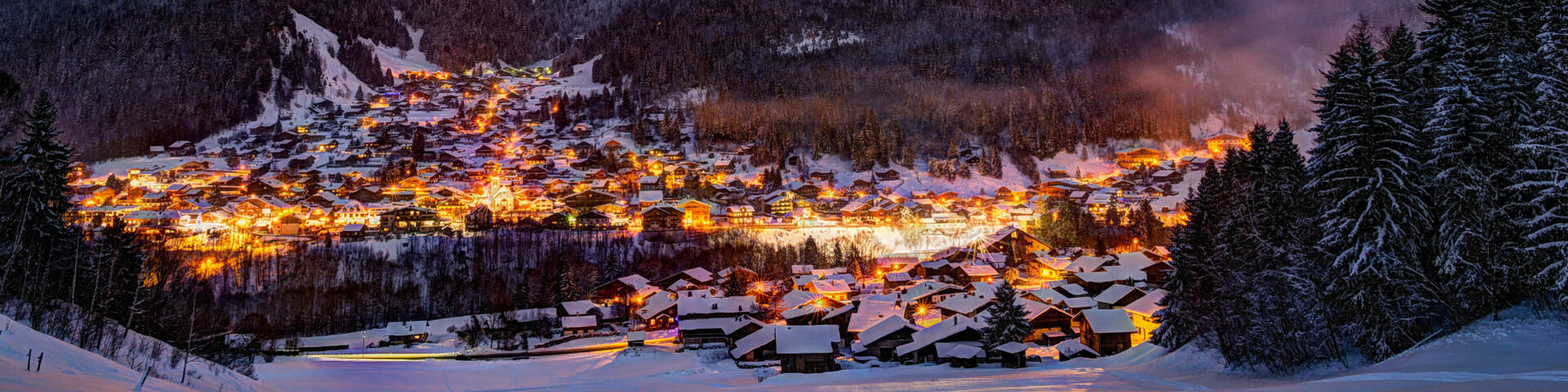 Village alpin et lumières dans la nuit d’hiver